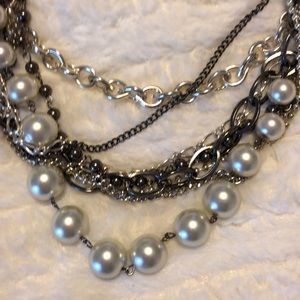 🔴4 for $25 Silver, nickel and pearl necklace.